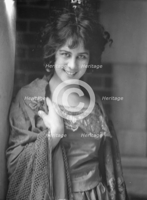 D'Ouesnay, Constance, Miss, portrait photograph, 1924 May 13. Creator: Arnold Genthe.