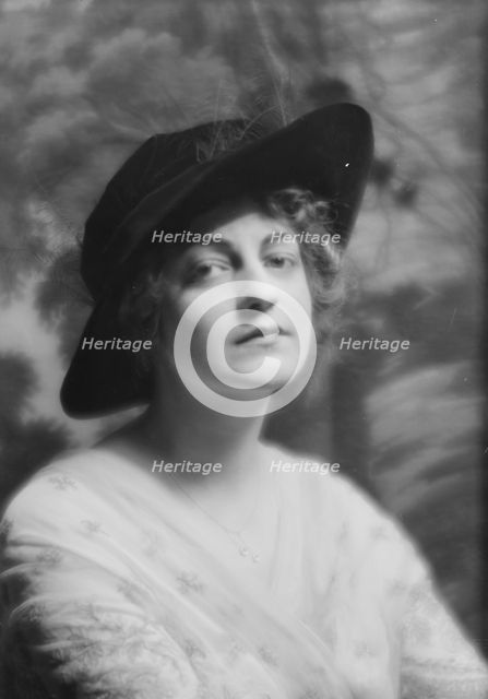 Dottenheim, H., Mrs., portrait photograph, 1913. Creator: Arnold Genthe.