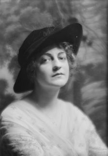 Dottenheim, H., Mrs., portrait photograph, 1913. Creator: Arnold Genthe