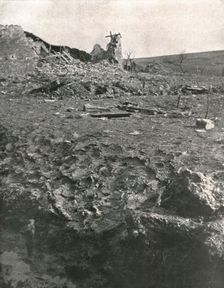 Douaumont; Un coin du champ de bataille a l'extremite du village de Douaumont..., 1916 (1924) Creator: Unknown