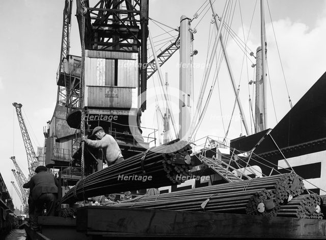 Dockers loading steel bars onto the 'Manchester Renown', Manchester, 1964.  Artist: Michael Walters