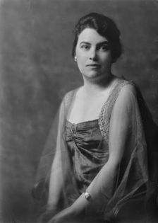 Dodge, A.H., Mrs., portrait photograph, 1917 Oct. 2. Creator: Arnold Genthe