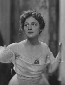 Dodge, D., Miss, portrait photograph, 1916. Creator: Arnold Genthe