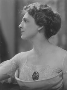 Dodge, D., Miss, portrait photograph, 1916. Creator: Arnold Genthe