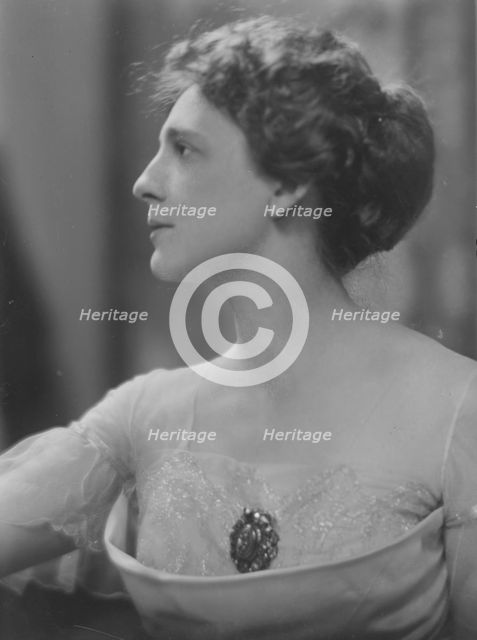 Dodge, D., Miss, portrait photograph, 1916. Creator: Arnold Genthe.