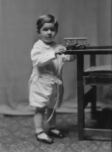 Dodd, E.A., Mrs., child of, portrait photograph, ca. 1913. Creator: Arnold Genthe