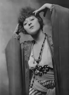 Dolly sister, portrait photograph, 1916. Creator: Arnold Genthe
