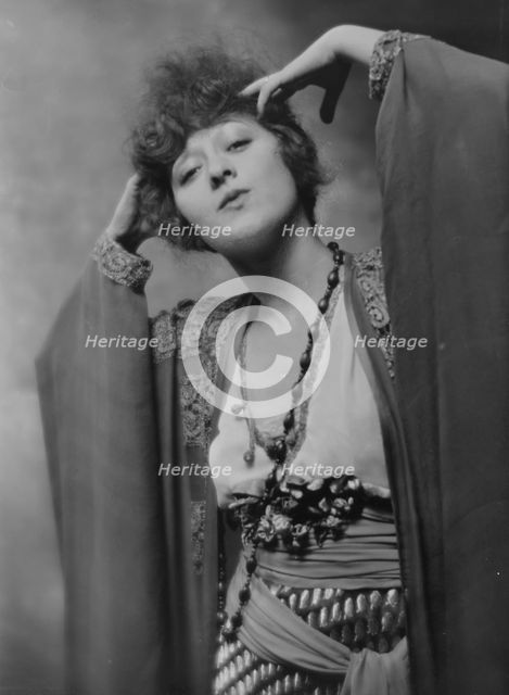 Dolly sister, portrait photograph, 1916. Creator: Arnold Genthe.