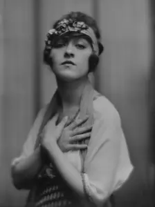 Dolly sister, portrait photograph, 1916. Creator: Arnold Genthe