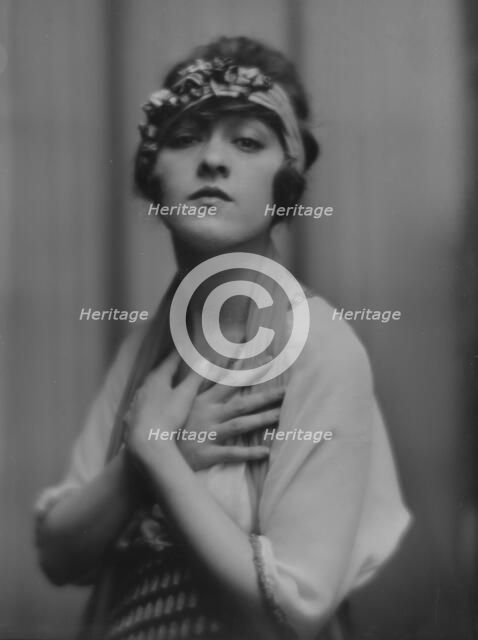 Dolly sister, portrait photograph, 1916. Creator: Arnold Genthe.