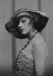 Dolly sister, portrait photograph, 1916. Creator: Arnold Genthe