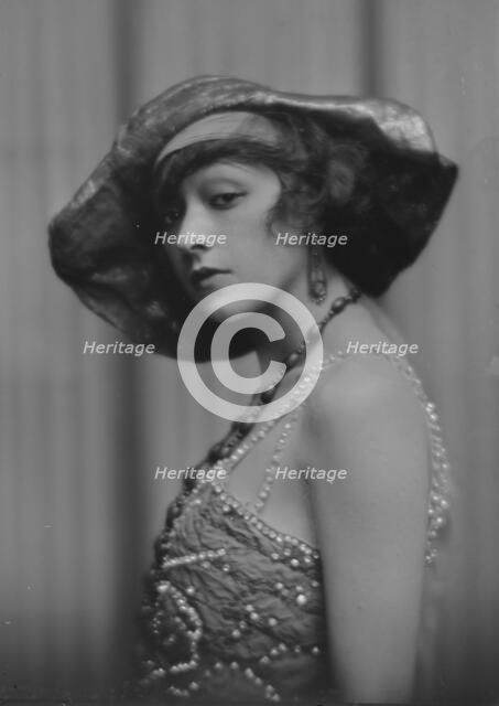 Dolly sister, portrait photograph, 1916. Creator: Arnold Genthe.