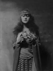 Dolly sister, portrait photograph, 1916. Creator: Arnold Genthe