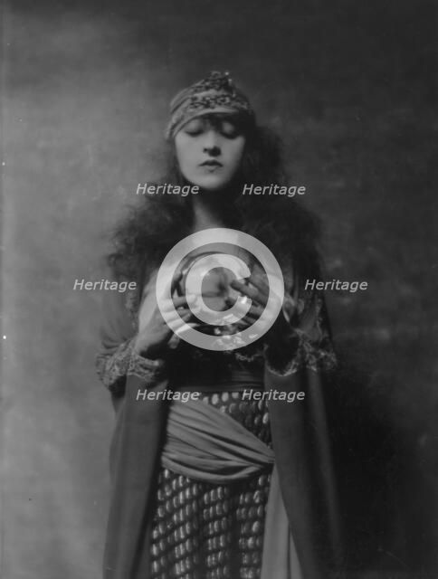 Dolly sister, portrait photograph, 1916. Creator: Arnold Genthe.