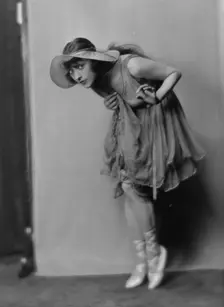 Dolly sister, portrait photograph, 1916. Creator: Arnold Genthe