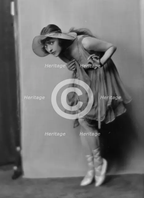 Dolly sister, portrait photograph, 1916. Creator: Arnold Genthe.