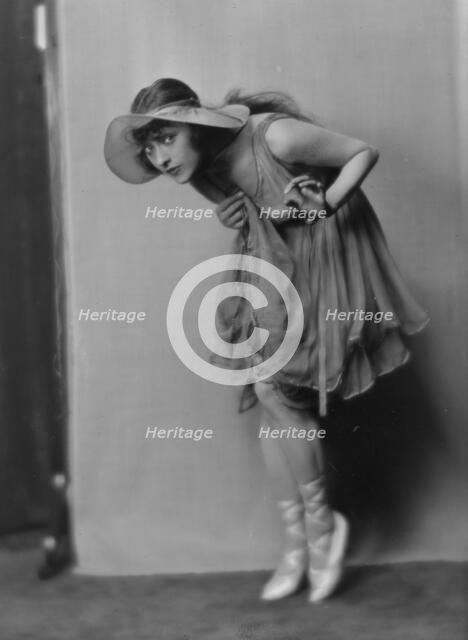 Dolly sister, portrait photograph, 1916. Creator: Arnold Genthe.