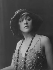 Dolly sister, portrait photograph, 1916. Creator: Arnold Genthe