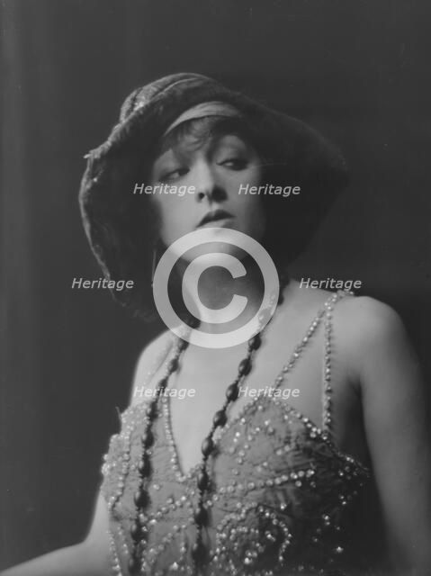 Dolly sister, portrait photograph, 1916. Creator: Arnold Genthe.