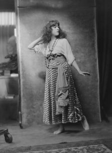 Dolly sister, portrait photograph, 1916. Creator: Arnold Genthe