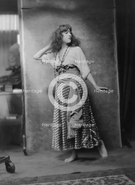 Dolly sister, portrait photograph, 1916. Creator: Arnold Genthe.
