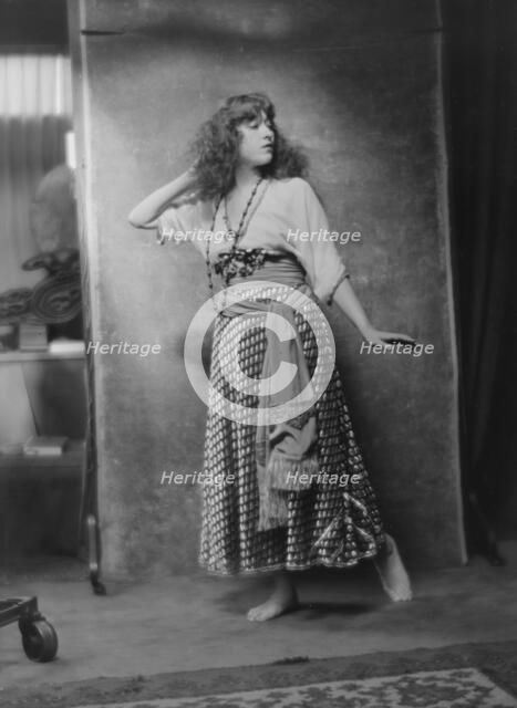 Dolly sister, portrait photograph, 1916. Creator: Arnold Genthe.