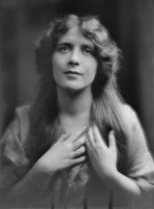 Dore´, M., Miss, portrait photograph, 1913 Mar. 27. Creator: Arnold Genthe