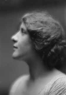 Dore´, M., Miss, portrait photograph, 1913 Mar. 27. Creator: Arnold Genthe