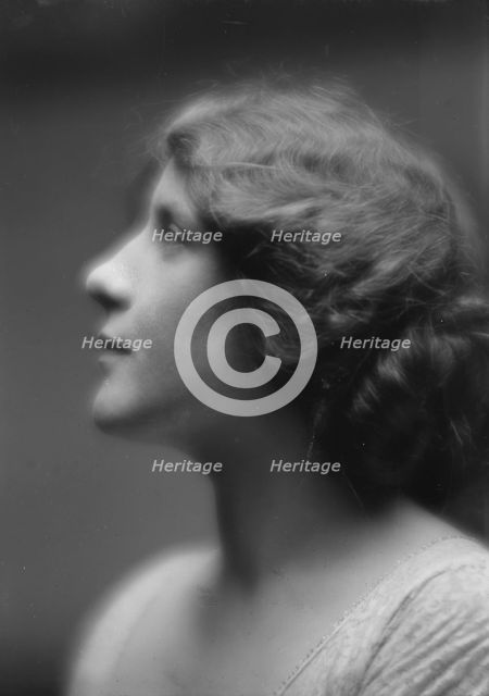 Dore´, M., Miss, portrait photograph, 1913 Mar. 27. Creator: Arnold Genthe.