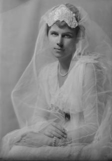 Doster, Alexis, Mrs., portrait photograph, 1917 Oct. 13. Creator: Arnold Genthe