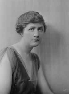 Davis, Clark, Mrs., portrait photograph, 1916. Creator: Arnold Genthe
