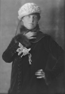 Davis, Dwight, Mrs., portrait photograph, 1915 Dec. Creator: Arnold Genthe