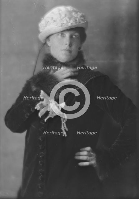 Davis, Dwight, Mrs., portrait photograph, 1915 Dec. Creator: Arnold Genthe.