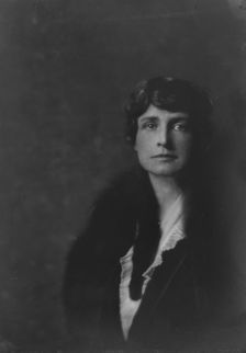 Davis, Sheldon, Mrs., portrait photograph, 1917 June 11. Creator: Arnold Genthe