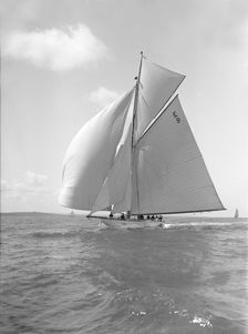 Davo III a 12 Metre class sailing yacht, runs before the wind, 1911. Creator: Kirk & Sons of Cowes