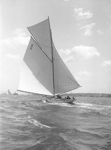 Davo III a 12 Metre class sailing yacht, runs before the wind, 1911. Creator: Kirk & Sons of Cowes