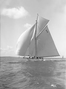 Davo III a 12 Metre class sailing yacht, runs before the wind, 1911. Creator: Kirk & Sons of Cowes