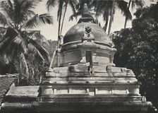 Dagoba im Tempel des Heilgen Zahnes in Kandy 1926