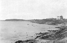 'Dakar et le palais du gouverneur general; L'Ouest Africain 1914. Creator: Unknown