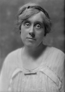 Dallett, I., Mrs., portrait photograph, 1914 May 19. Creator: Arnold Genthe