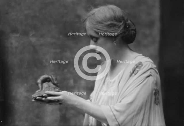 Dallett, I., Mrs., portrait photograph, 1914 May 28. Creator: Arnold Genthe.