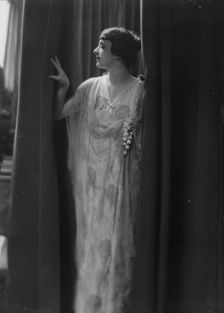 Dalmores, Miss, portrait photograph, 1915 May 7. Creator: Arnold Genthe