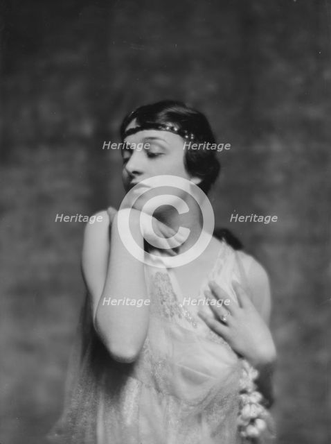 Dalmores, Miss, portrait photograph, 1915 May 7. Creator: Arnold Genthe.