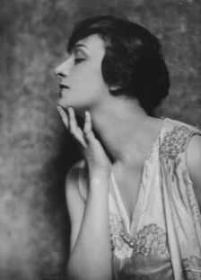 Dalmores, Miss, portrait photograph, 1915 May 7. Creator: Arnold Genthe