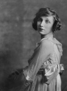 Dalmain, M., Miss, portrait photograph, 1915 May 15. Creator: Arnold Genthe