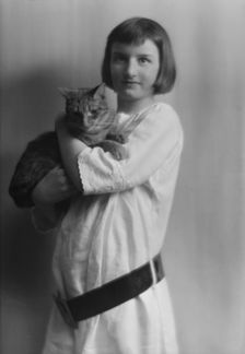 Damrosch, Anita, Miss, with Buzzer the cat, portrait photograph, 1914 Mar. 27. Creator: Arnold Genthe