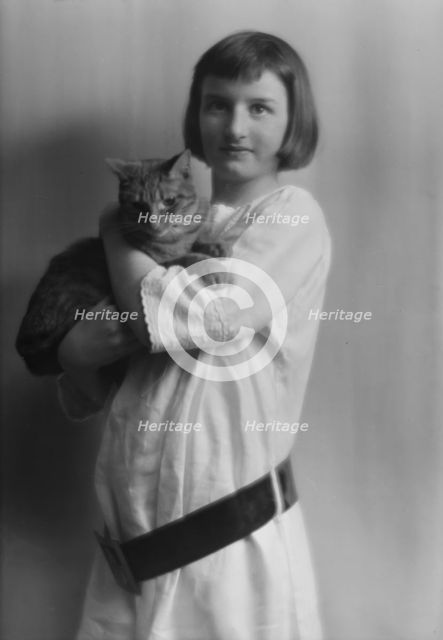 Damrosch, Anita, Miss, with Buzzer the cat, portrait photograph, 1914 Mar. 27. Creator: Arnold Genthe.