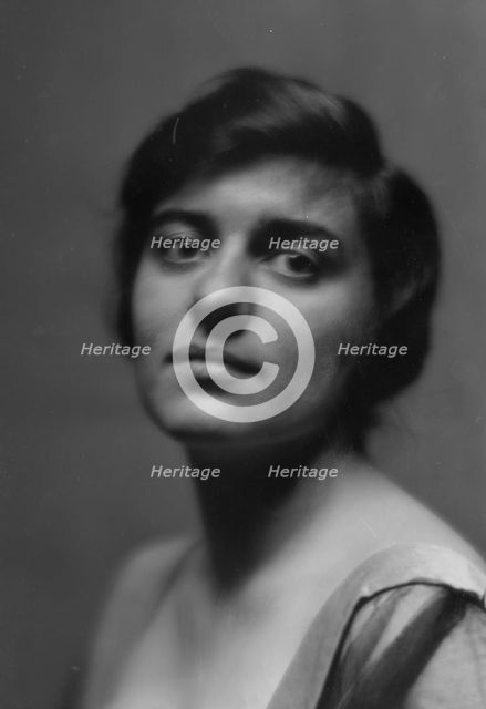 Damrosch, Alice, Miss, portrait photograph, 1913 Dec. 18. Creator: Arnold Genthe.