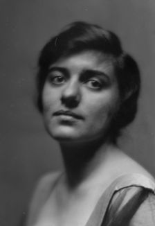 Damrosch, Alice, Miss, portrait photograph, 1913 Dec. 18. Creator: Arnold Genthe