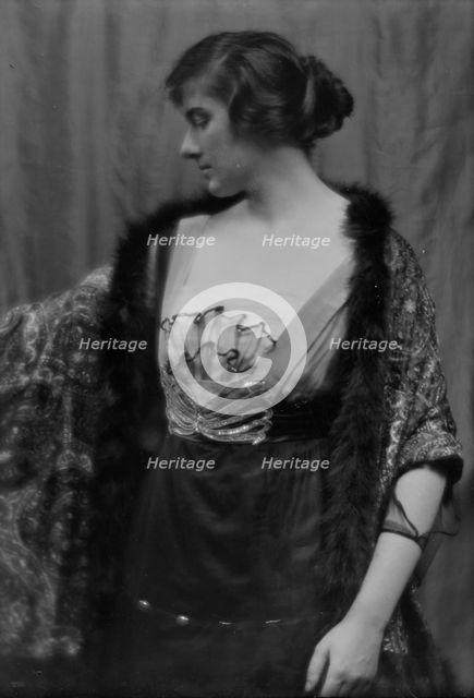 Damrosch, Alice, Miss, portrait photograph, 1913 Dec. 18. Creator: Arnold Genthe.